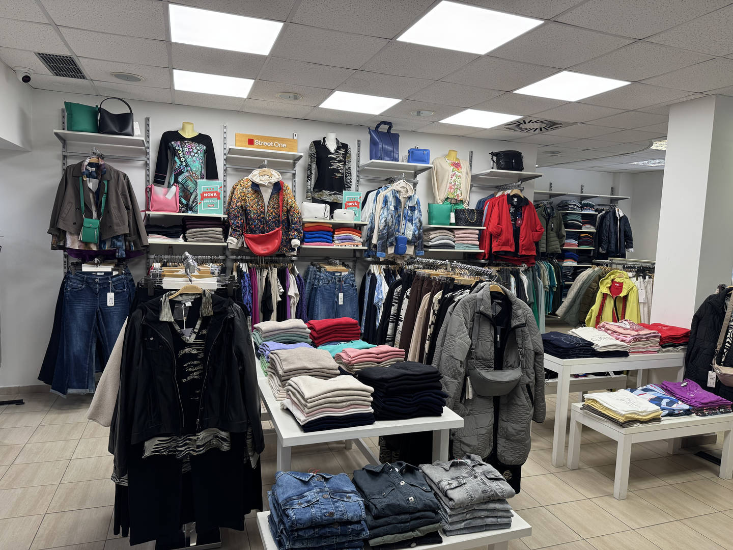 Výběr oblečení v prodejně no LIMIT fashion Vlašim